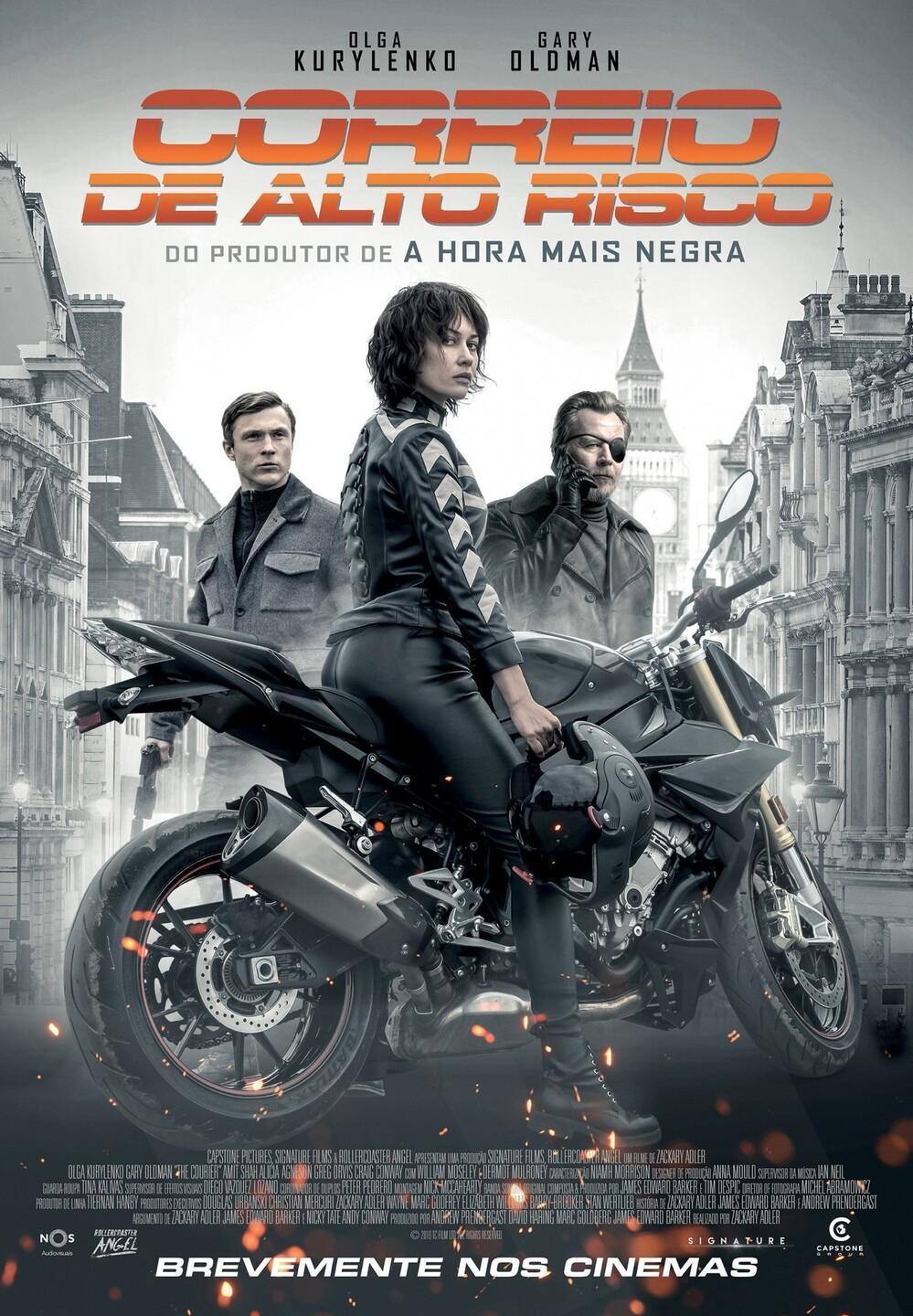 Três atores posicionados sobre motocicleta em cenário urbano de Londres com Big Ben ao fundo