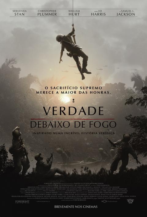 Cartaz de cinema com ator suspenso no ar entre silhuetas de soldados numa paisagem de guerra com fumo denso.