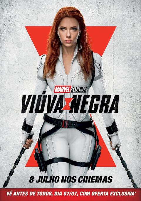 Atriz com cabelo ruivo comprido em fato branco com arnês preto, posicionada em triângulo vermelho com logo Marvel Studios.